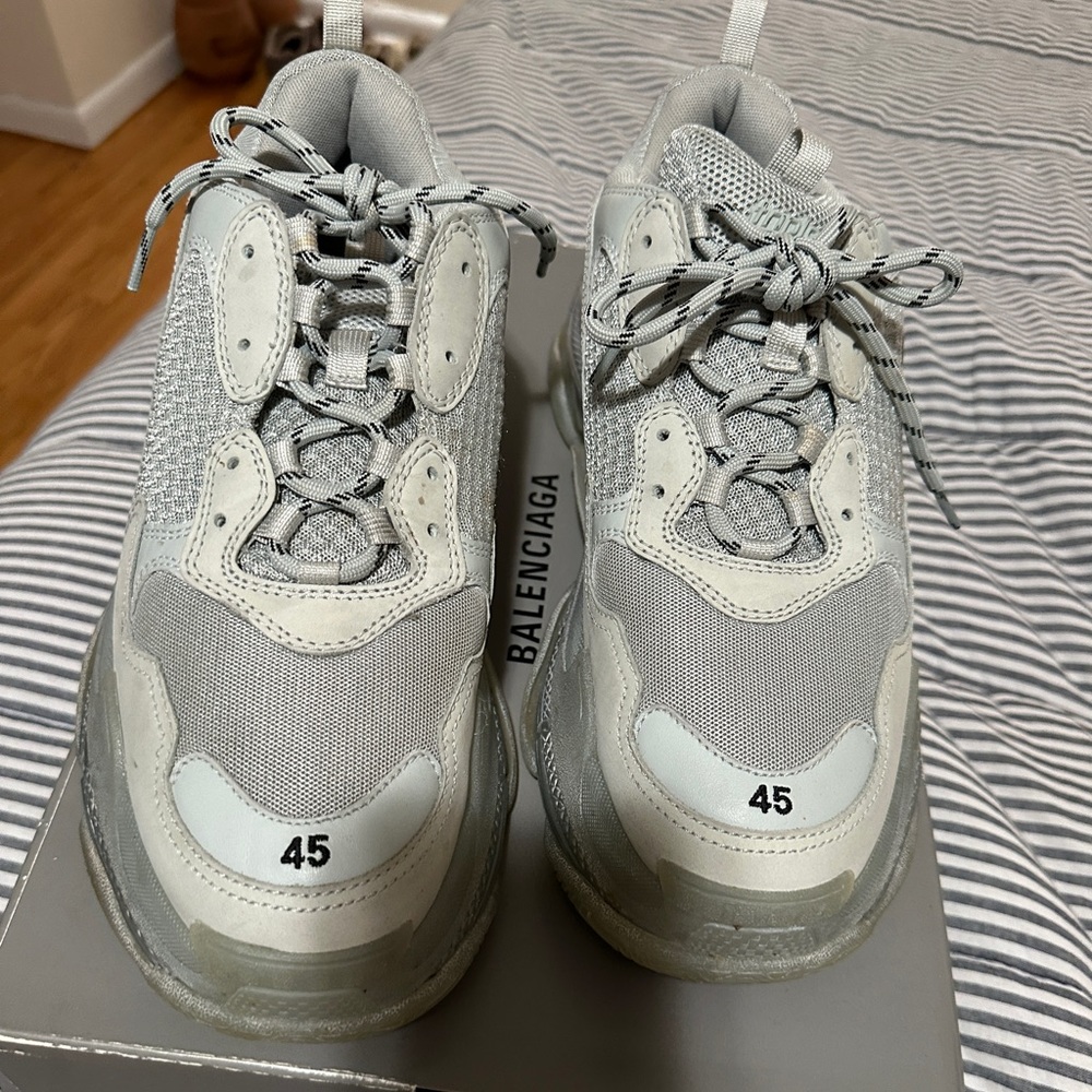 Authentic men Balenciaga sneaker size 45. This sneaker fits a US 12